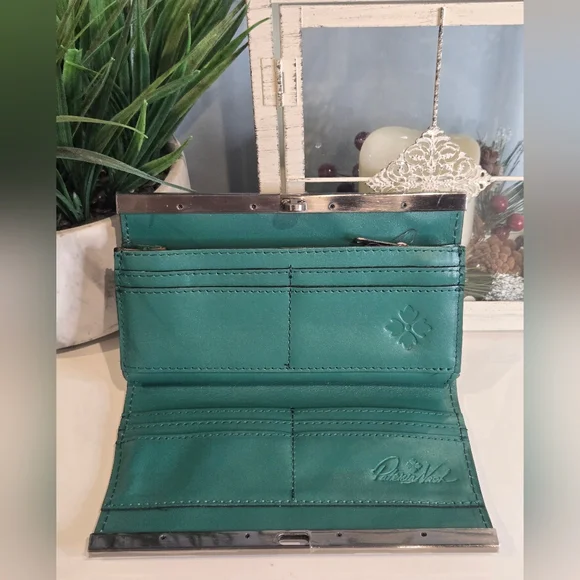 Patricia Nash "Beautiful Girl" Wallet - Picture 4 of 5